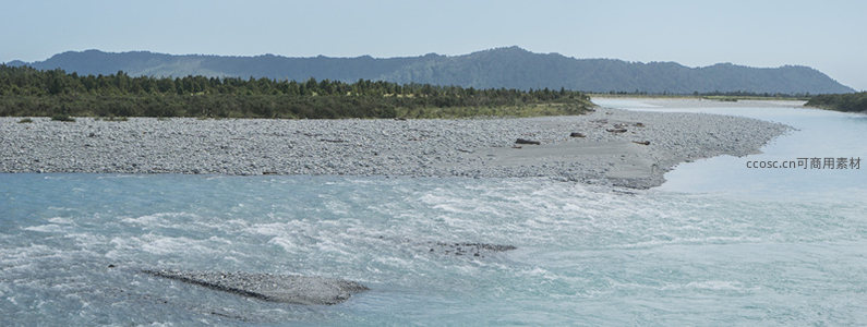 湍急河水冲刷卵石河岸