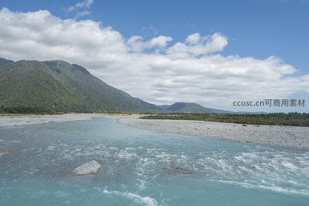青翠山峦环抱碧玉般的河流