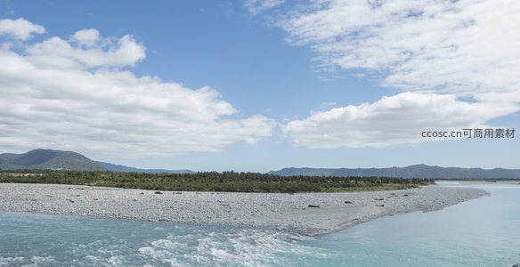 碧水蓝天下的河滩风光