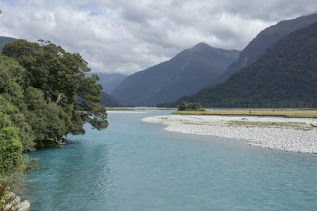 幽谷清流环绕石滩绿树