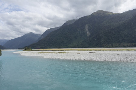 青翠山峦映衬碧水河床
