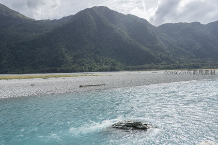 激流拍石山影倒映水中