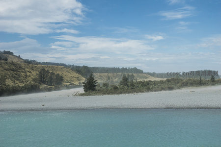 蓝河雾绕山丘，自然风光如画