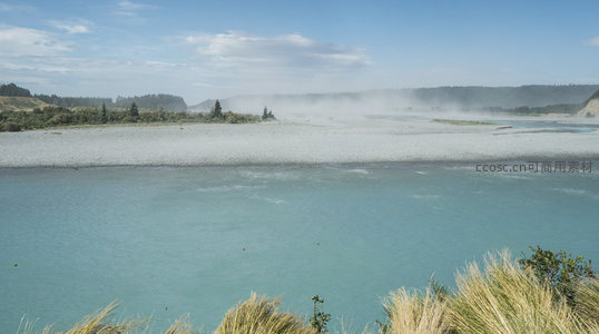 碧水穿石滩，远山云雾缭绕