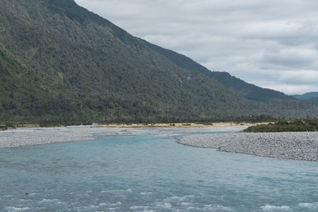 云影下的河谷，青山绿水相依