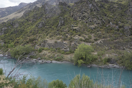 碧水穿行于苍翠山峦间的壮丽河谷