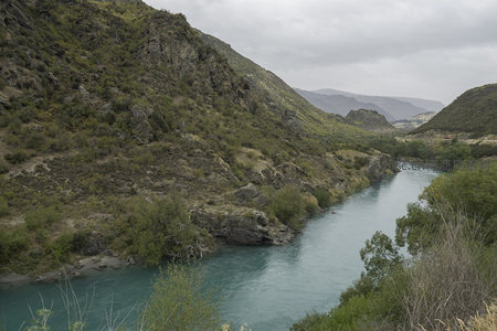 蜿蜒河流穿越山谷的宁静自然画卷