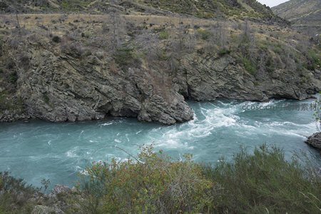 激流拍打岩壁的峡谷奔腾景象