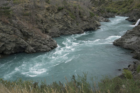 碧波激荡于险峻峡谷的动感画面
