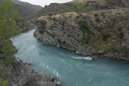 河流绕过巨岩的幽深峡谷景观