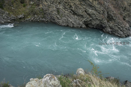 湍急河流穿行于陡峭岩壁之间