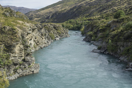 蜿蜒碧河穿梭山峦峡谷之中