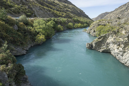 青翠河谷中碧水悠然流淌