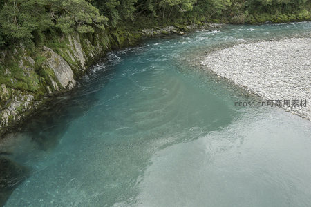 碧水激流绕石滩，天然河道展现动感之美