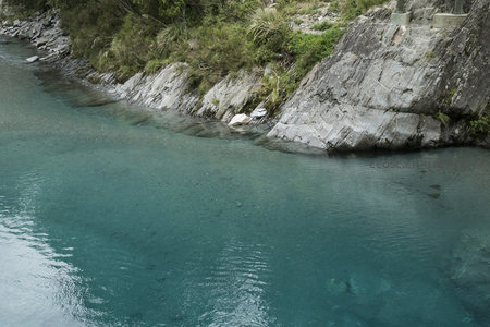 溪谷浅滩水波轻漾，石岸青草相映成趣