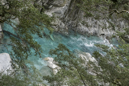 湍急蓝绿色河水在嶙峋岩壁间奔腾流淌