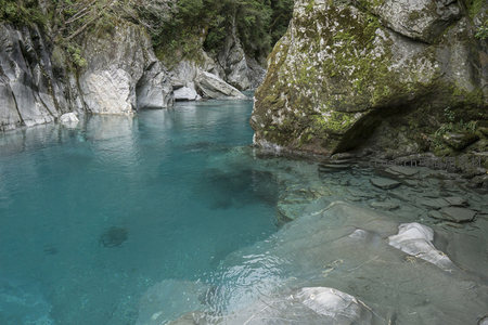 碧水幽谷，青苔覆岩的秘境