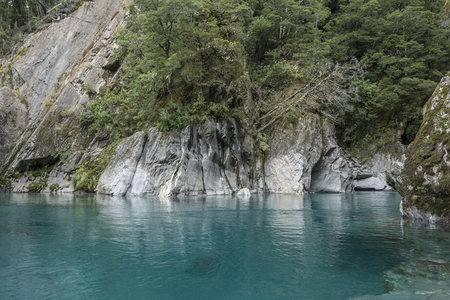 山崖倒影，湖光潋滟如画