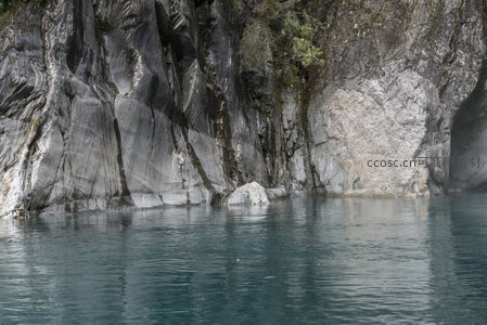 幽谷深潭水如镜，巨岩耸立显雄浑