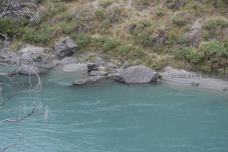 碧水绕岩滩，自然野趣浓
