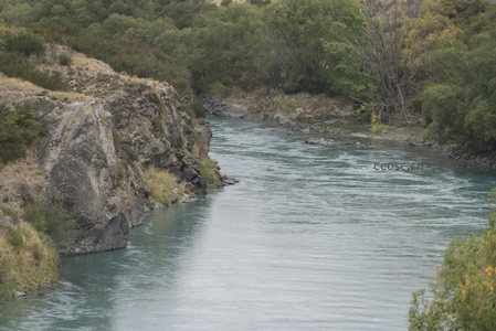 峡谷深流静，两岸绿意浓