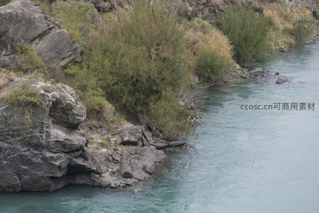 岩岸绿丛生，水边静谧景