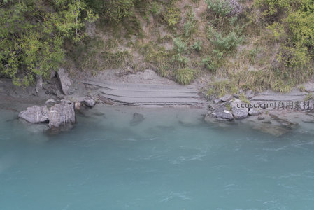 浅滩层叠现，流水轻抚岸