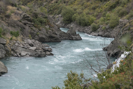 湍急河流穿行于峡谷岩壁之间