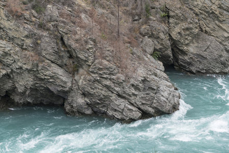 巨石嶙峋河岸激流拍打冲击