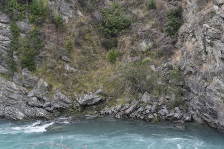 山涧溪流环绕陡峭岩壁蜿蜒