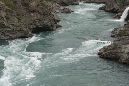 激流奔腾峡谷中浪花翻卷不息