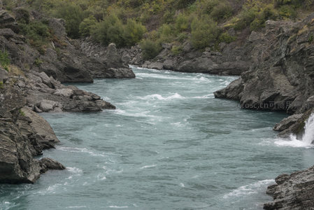 峡谷激流穿石而过，水花飞溅显自然之力