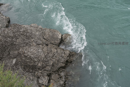 俯瞰河流拍岸，浪花与礁石共舞成画