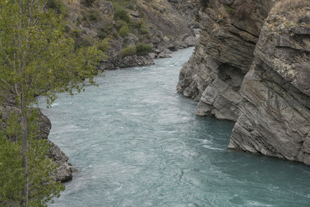 山间碧水蜿蜒流，两岸峭壁夹道行