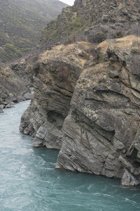 河谷岩壁层叠立，流水轻抚岁月痕