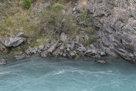湍急河流穿行嶙峋岩壁间