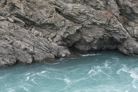 岩洞下激流涌动如画卷