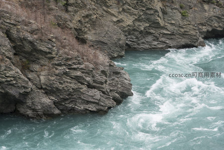 峡谷激流拍打嶙峋巨石