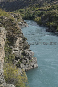 蜿蜒碧河穿梭山谷之间