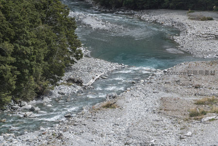 浅滩溪流绕过密林石滩