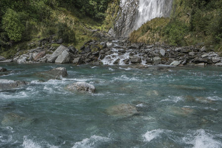 飞瀑落深谷，碧波荡石滩