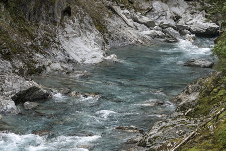 山涧溪流穿石而过，水花飞溅显自然之力