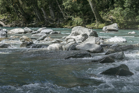 激流冲刷巨石群，水花四溅显动感