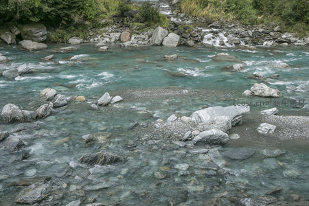 碧绿河水穿行于灰白卵石之间