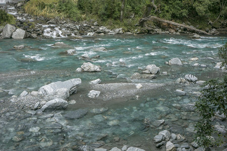 湍急河水绕过河中沙洲与巨石