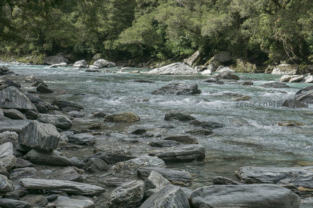 湍急河水冲刷着河床中的嶙峋巨石