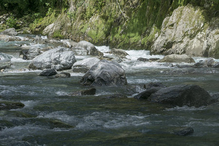 激流冲刷巨石，水雾弥漫山野之间