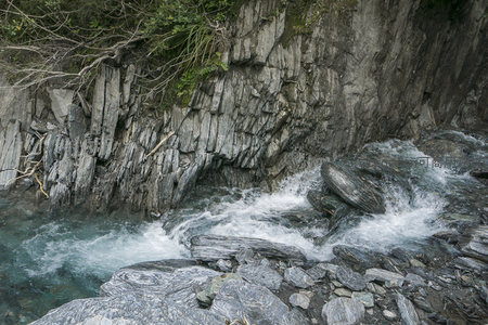 岩壁陡峭水流激荡，地质奇观震撼人心