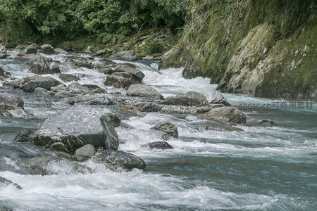 河床巨石林立，碧水翻腾如练带蜿蜒