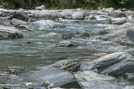 溪水漫过层叠石板，波光粼粼映自然韵律